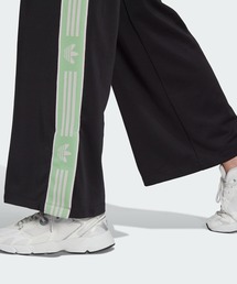 adidas☆アディダス オリジナルス ワイドレッグパンツ adidas Originals（アディダスオリジナルス）の「＜adidas
