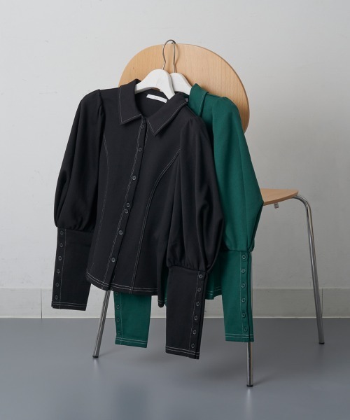 A de a.v.v（アードアー・ヴェ・ヴェ）の「ボリュームパフスリーブジャージ（Tシャツ/カットソー・レディース・ブラック/グリーン・38/36）」の2枚目の写真