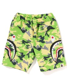 A BATHING APE（アベイシングエイプ）の「WOODLAND CAMO SIDE SHARK BEACH SHORTS K（その他パンツ・キッズ）」
