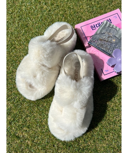 WC（ダブル シー）の「バックベルトフェイクファーサンダル（サンダル・レディース・ホワイト/ブラック・SMALL/MEDIUM）」の2枚目の写真