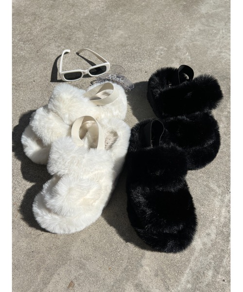 WC（ダブル シー）の「バックベルトフェイクファーサンダル（サンダル・レディース・ホワイト/ブラック・SMALL/MEDIUM）」の5枚目の写真