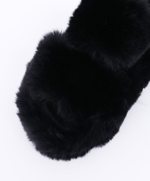 WC（ダブル シー）の「バックベルトフェイクファーサンダル（サンダル・レディース・ホワイト/ブラック・SMALL/MEDIUM）」の13枚目の写真