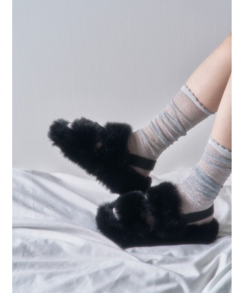 WC（ダブル シー）の「バックベルトフェイクファーサンダル（サンダル・レディース・ホワイト/ブラック・SMALL/MEDIUM）」の4枚目の写真