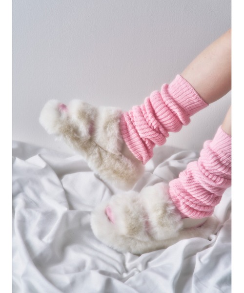 WC（ダブル シー）の「バックベルトフェイクファーサンダル（サンダル・レディース・ホワイト/ブラック・SMALL/MEDIUM）」の3枚目の写真