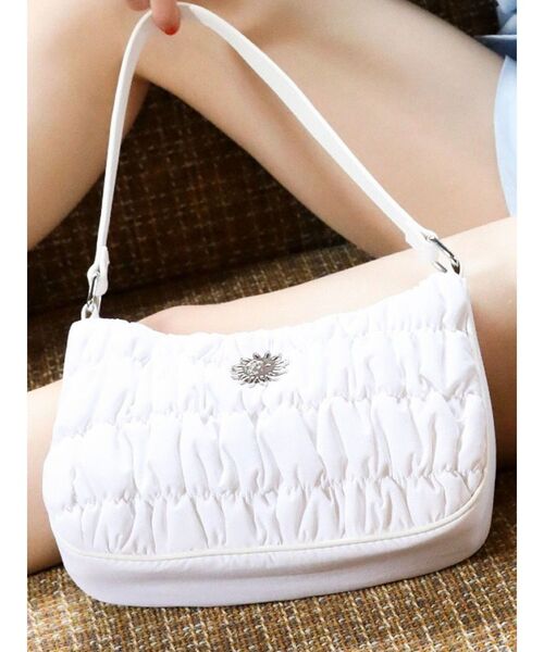 EVRIS（エヴリス）の「ギャザーハンドBAG（ハンドバッグ・レディース・ホワイト/ブラック/グリーン・FREE）」の2枚目の写真