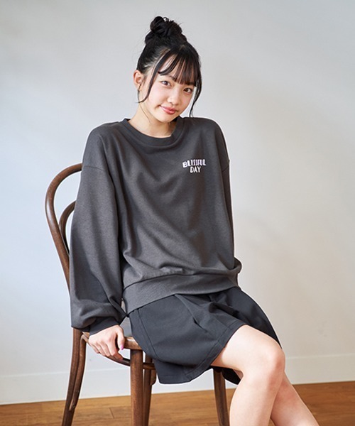LOVETOXIC(ラブトキシック)の「【WEB・一部店舗限定】バックイラストスウェット(スウェット・キッズ・エメラルド/チャコール/オフホワイト・L/S/M)」の6枚目の写真