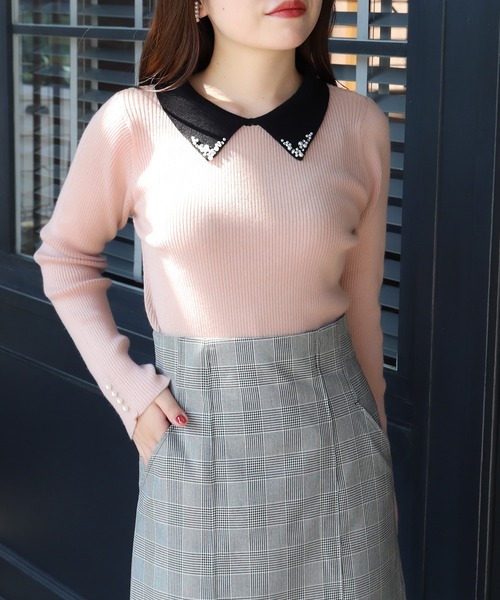 ASTORIA ODIER(アストリアオディール)の「ビジュー付配色衿ニット(ニット/セーター・レディース・ブラック/アイボリー/ピンクベージュ・MEDIUM)」の3枚目の写真