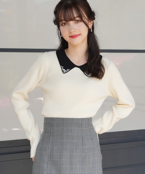 ASTORIA ODIER(アストリアオディール)の「ビジュー付配色衿ニット(ニット/セーター・レディース・ブラック/アイボリー/ピンクベージュ・MEDIUM)」の4枚目の写真