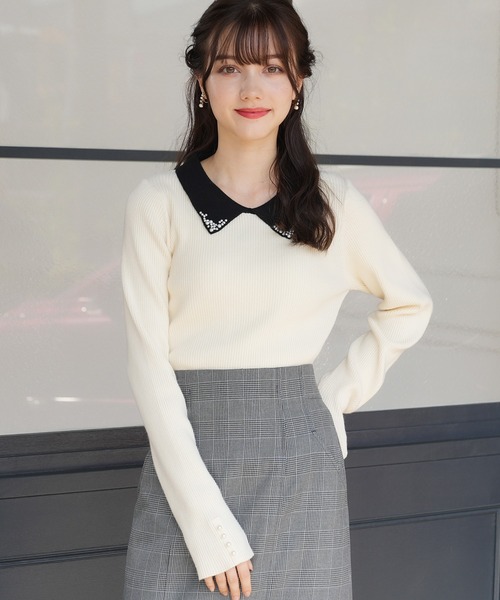 ASTORIA ODIER(アストリアオディール)の「ビジュー付配色衿ニット(ニット/セーター・レディース・ブラック/アイボリー/ピンクベージュ・MEDIUM)」の5枚目の写真