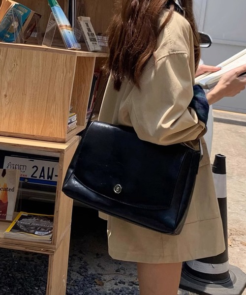 Dita Muaj.（ディータムアージュ）の「【A4対応】ヴィンテージボタンフラップショルダーバッグ（ショルダーバッグ・レディース・ブラック/ダークブラウン・FREE）」の13枚目の写真