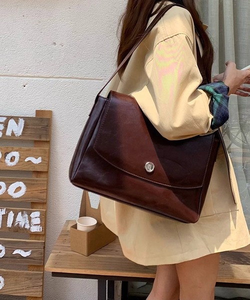 Dita Muaj.（ディータムアージュ）の「【A4対応】ヴィンテージボタンフラップショルダーバッグ（ショルダーバッグ・レディース・ブラック/ダークブラウン・FREE）」の4枚目の写真