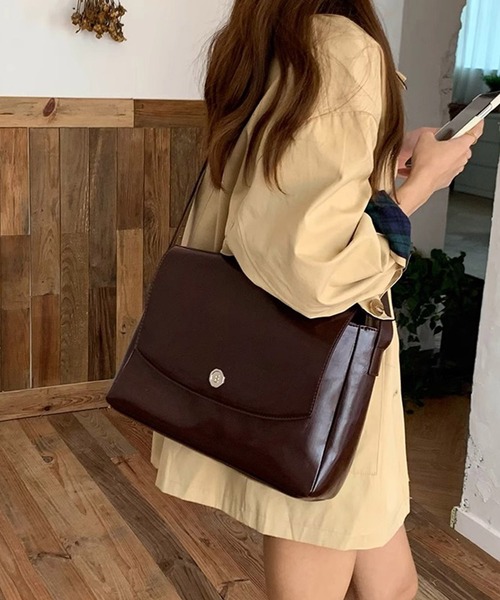 Dita Muaj.（ディータムアージュ）の「【A4対応】ヴィンテージボタンフラップショルダーバッグ（ショルダーバッグ・レディース・ブラック/ダークブラウン・FREE）」の8枚目の写真