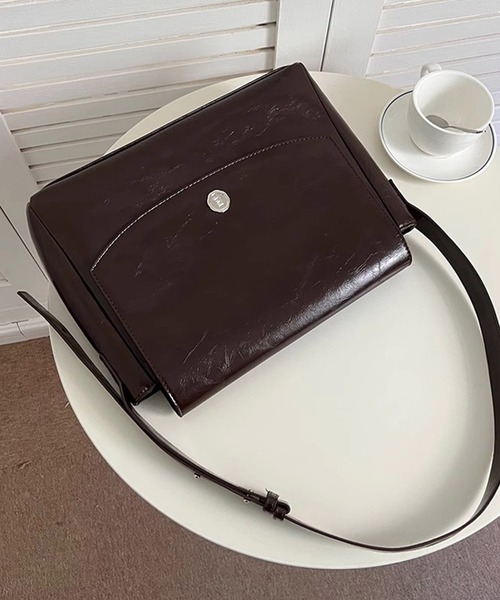 Dita Muaj.（ディータムアージュ）の「【A4対応】ヴィンテージボタンフラップショルダーバッグ（ショルダーバッグ・レディース・ブラック/ダークブラウン・FREE）」の9枚目の写真