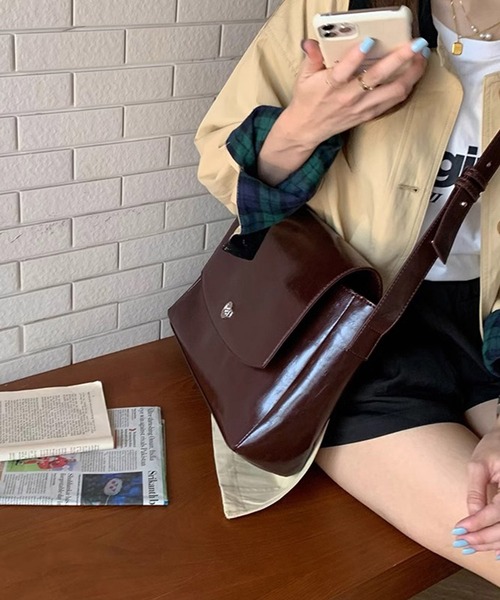 Dita Muaj.（ディータムアージュ）の「【A4対応】ヴィンテージボタンフラップショルダーバッグ（ショルダーバッグ・レディース・ブラック/ダークブラウン・FREE）」の7枚目の写真