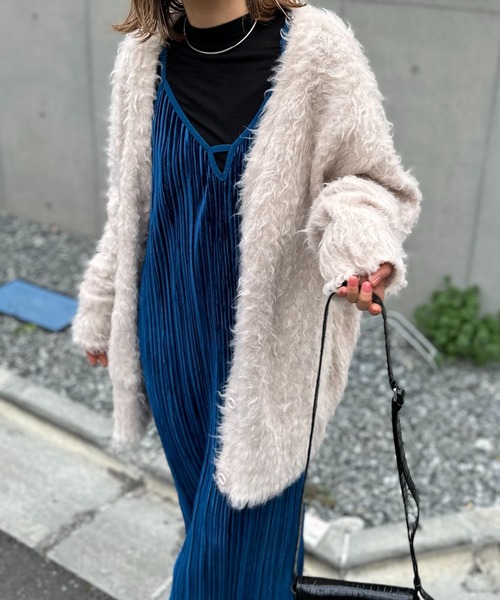 mi via loca(ミヴィアロカ)の「ブラッシュニットVネックカーディガン(カーディガン/ボレロ・レディース・アイボリー/チャコールグレー/オレンジ・FREE)」の5枚目の写真