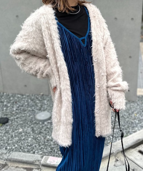 mi via loca(ミヴィアロカ)の「ブラッシュニットVネックカーディガン(カーディガン/ボレロ・レディース・アイボリー/チャコールグレー/オレンジ・FREE)」の9枚目の写真