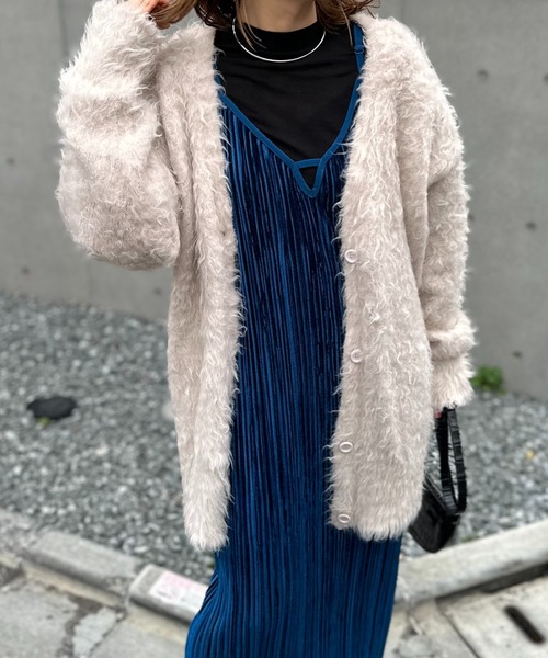 mi via loca(ミヴィアロカ)の「ブラッシュニットVネックカーディガン(カーディガン/ボレロ・レディース・アイボリー/チャコールグレー/オレンジ・FREE)」の12枚目の写真