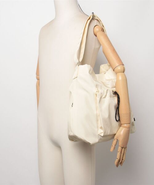 Legato Largo(レガートラルゴ)の「Legato Largo ドロストバッグ A4ショルダーバッグ(ショルダーバッグ・レディース・ブラック/グレー/アイボリー・FREE)」の9枚目の写真