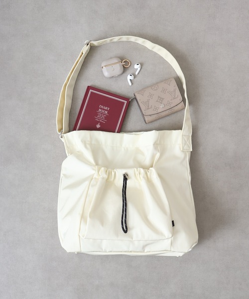 Legato Largo(レガートラルゴ)の「Legato Largo ドロストバッグ A4ショルダーバッグ(ショルダーバッグ・レディース・ブラック/グレー/アイボリー・FREE)」の1枚目の写真