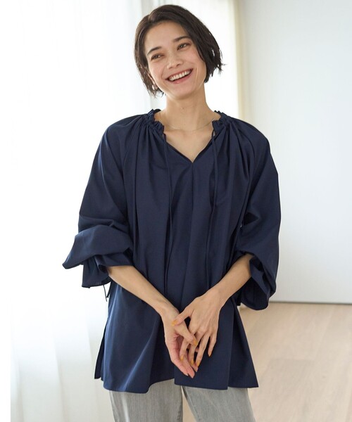 UNFILO(アンフィーロ)の「2WAYギャザーブラウス(シャツ/ブラウス・レディース・ライトイエロー系/ブラック系1/ホワイト系/スカイブルー系1/ネイビー系・SMALL/MEDIUM/LARGE)」の4枚目の写真