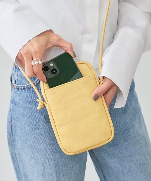 Actually(アクチュアリー)の「フェイクレザー ソフトモバイルポーチ(ショルダーバッグ・レディース・アイボリー/グリーン/イエロー/ラベンダー・フリー)」の4枚目の写真