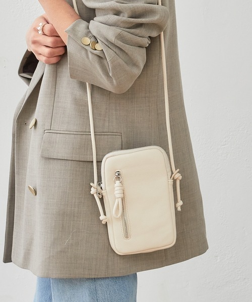 Actually(アクチュアリー)の「フェイクレザー ソフトモバイルポーチ(ショルダーバッグ・レディース・アイボリー/グリーン/イエロー/ラベンダー・フリー)」の2枚目の写真