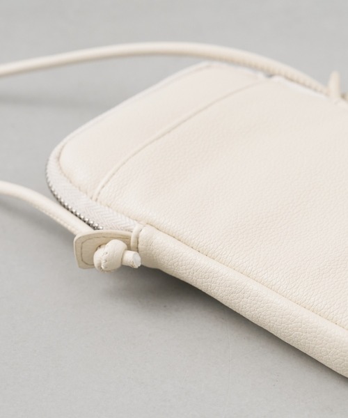 Actually(アクチュアリー)の「フェイクレザー ソフトモバイルポーチ(ショルダーバッグ・レディース・アイボリー/グリーン/イエロー/ラベンダー・フリー)」の12枚目の写真