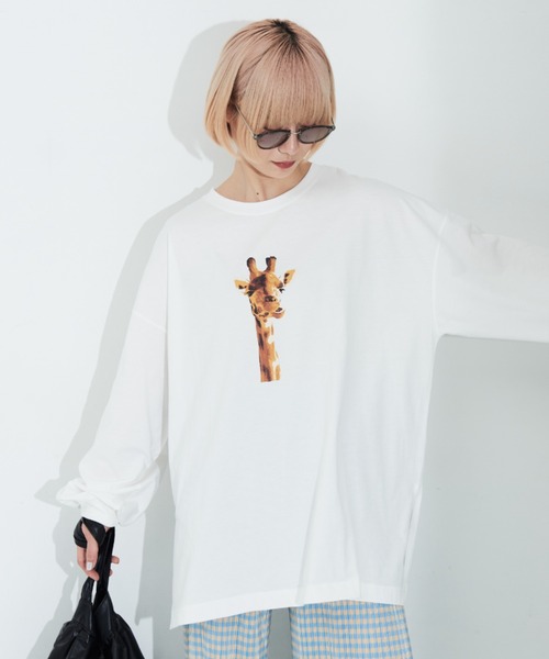 MERLOT（メルロー）の「きりんプリントロンT（Tシャツ/カットソー・レディース・ブラック/ホワイト・FREE）」の2枚目の写真