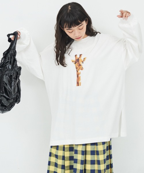 MERLOT（メルロー）の「きりんプリントロンT（Tシャツ/カットソー・レディース・ブラック/ホワイト・FREE）」の3枚目の写真