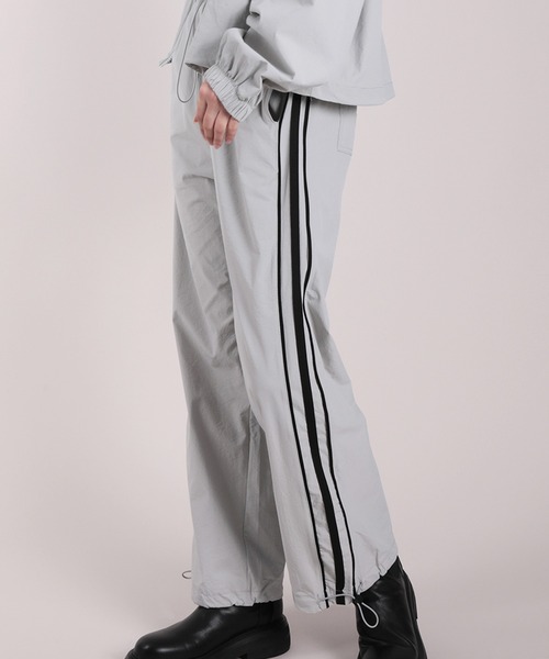 HOOK(フック)の「【HOOK】for girls 薄手サイドラインナイロンワイドパンツ 裾2WAY セットアップ可能(その他パンツ・レディース・グレー/ブラック・M/L/XL)」の1枚目の写真