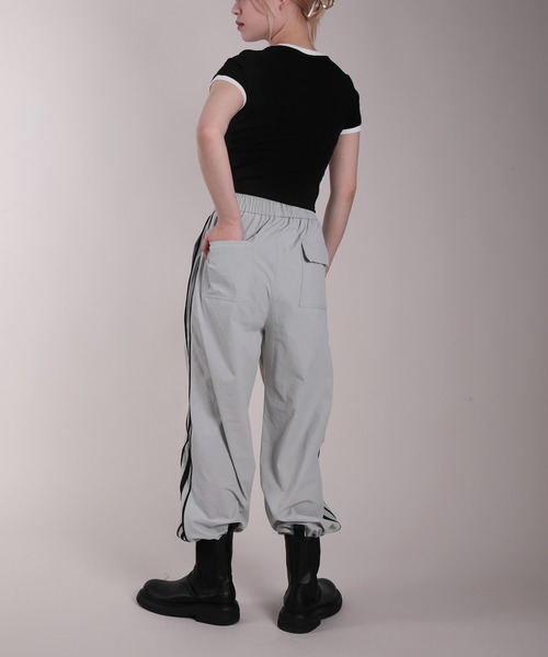 HOOK(フック)の「【HOOK】for girls 薄手サイドラインナイロンワイドパンツ 裾2WAY セットアップ可能(その他パンツ・レディース・グレー/ブラック・M/L/XL)」の7枚目の写真