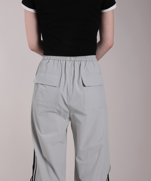 HOOK(フック)の「【HOOK】for girls 薄手サイドラインナイロンワイドパンツ 裾2WAY セットアップ可能(その他パンツ・レディース・グレー/ブラック・M/L/XL)」の12枚目の写真