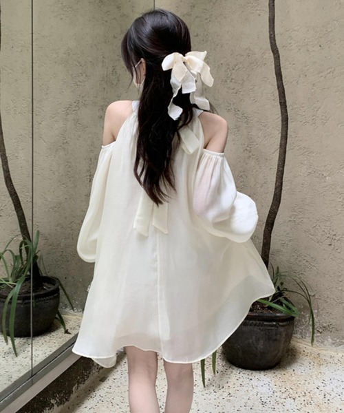 MAISON DE THERESE(メゾン ド テレーズ)の「オフショルダー バック紐リボン シフォンワンピース(ワンピース・レディース・ホワイト/ブラック・M/L/S)」の4枚目の写真