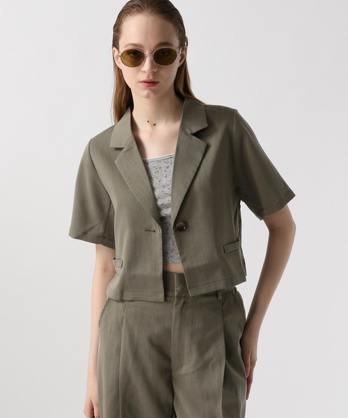 FOREVER 21(フォーエバー トゥエンティーワン)の「テトロンクロップドショートジャケット(テーラードジャケット・レディース・グレー/ブラウン・SMALL/MEDIUM)」の1枚目の写真
