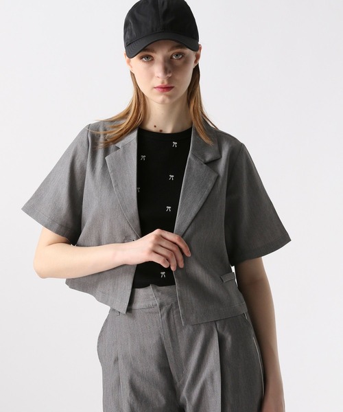 FOREVER 21(フォーエバー トゥエンティーワン)の「テトロンクロップドショートジャケット(テーラードジャケット・レディース・グレー/ブラウン・SMALL/MEDIUM)」の2枚目の写真