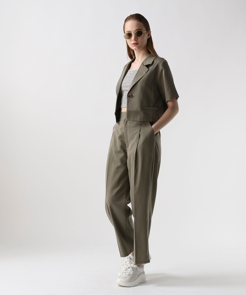 FOREVER 21(フォーエバー トゥエンティーワン)の「テトロンクロップドショートジャケット(テーラードジャケット・レディース・グレー/ブラウン・SMALL/MEDIUM)」の5枚目の写真
