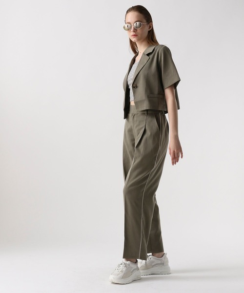 FOREVER 21(フォーエバー トゥエンティーワン)の「テトロンクロップドショートジャケット(テーラードジャケット・レディース・グレー/ブラウン・SMALL/MEDIUM)」の6枚目の写真