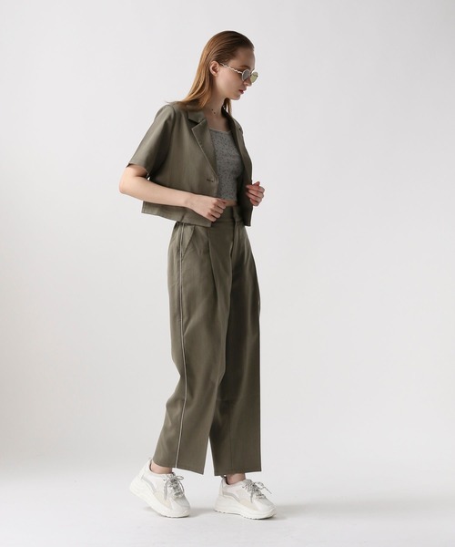 FOREVER 21(フォーエバー トゥエンティーワン)の「テトロンクロップドショートジャケット(テーラードジャケット・レディース・グレー/ブラウン・SMALL/MEDIUM)」の19枚目の写真