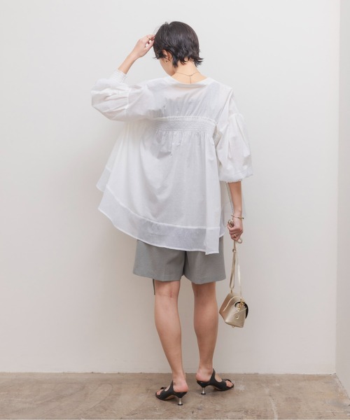 Eimee Law（エイミーロウ）の「バックシャーリング ヘムシアーブラウス（シャツ/ブラウス・レディース・ブラック/オフホワイト/サックスブルー・38）」の6枚目の写真