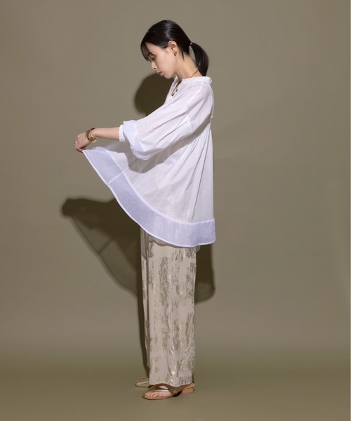 Eimee Law（エイミーロウ）の「バックシャーリング ヘムシアーブラウス（シャツ/ブラウス・レディース・ブラック/オフホワイト/サックスブルー・38）」の14枚目の写真