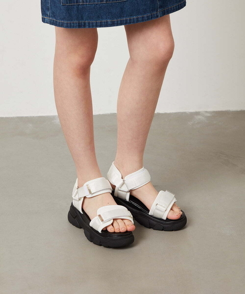 a.v.v（アーヴェヴェ）の「[20-23cm][クッションインソール][マジックテープで簡単]厚底スポサン（サンダル・キッズ・ブラック/アイボリー・20/21/23/22）」の2枚目の写真