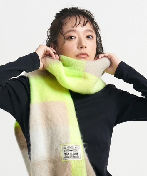 Levi's(リーバイス)の「Levi's/リーバイス POP OF チェック マフラー イエロー(マフラー・レディース・マルチ・OS)」の2枚目の写真