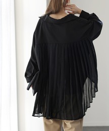 揺れるプリーツシャツ