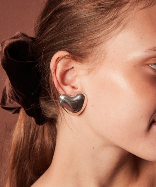 VINTAGE HOLLYWOOD(ビンテージハリウッド)の「●Big Heart Earrings(ピアス(両耳用)・レディース・ゴールド/シルバー・FREE)」の2枚目の写真
