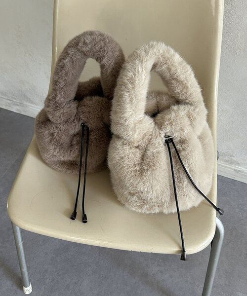 Thevon(ゼボン)の「ワンハンドル2WAYファーショルダー(ショルダーバッグ・レディース・アイボリー/グレイッシュベージュ・FREE)」の2枚目の写真