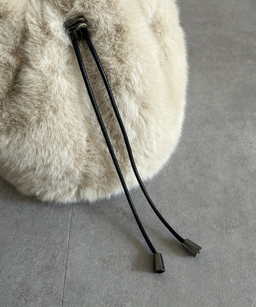 Thevon(ゼボン)の「ワンハンドル2WAYファーショルダー(ショルダーバッグ・レディース・アイボリー/グレイッシュベージュ・FREE)」の6枚目の写真