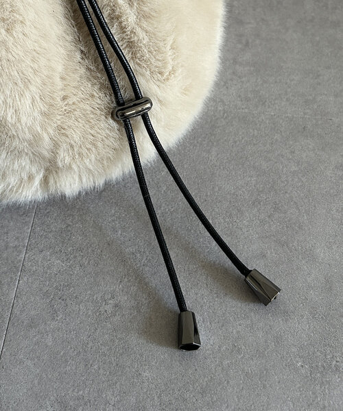 Thevon(ゼボン)の「ワンハンドル2WAYファーショルダー(ショルダーバッグ・レディース・アイボリー/グレイッシュベージュ・FREE)」の7枚目の写真