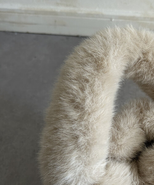 Thevon(ゼボン)の「ワンハンドル2WAYファーショルダー(ショルダーバッグ・レディース・アイボリー/グレイッシュベージュ・FREE)」の8枚目の写真