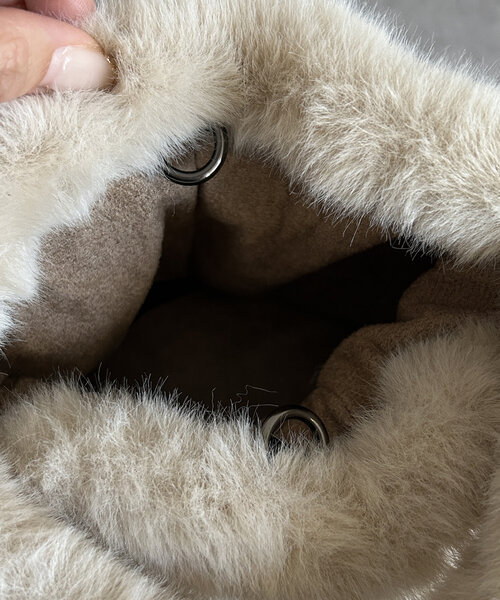 Thevon(ゼボン)の「ワンハンドル2WAYファーショルダー(ショルダーバッグ・レディース・アイボリー/グレイッシュベージュ・FREE)」の9枚目の写真