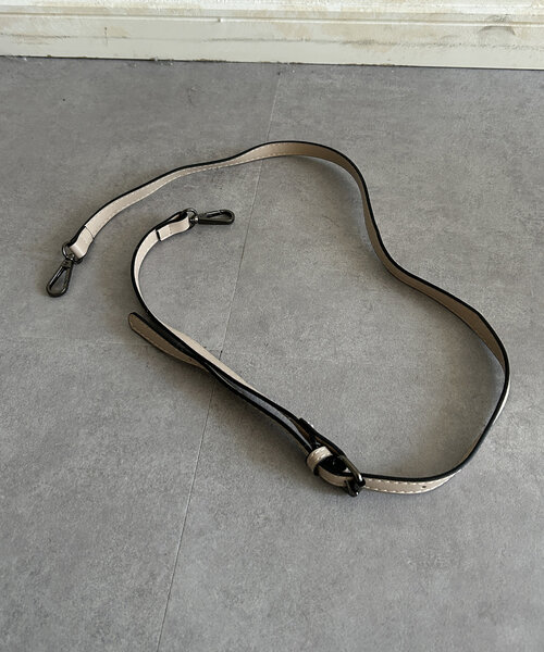 Thevon(ゼボン)の「ワンハンドル2WAYファーショルダー(ショルダーバッグ・レディース・アイボリー/グレイッシュベージュ・FREE)」の10枚目の写真